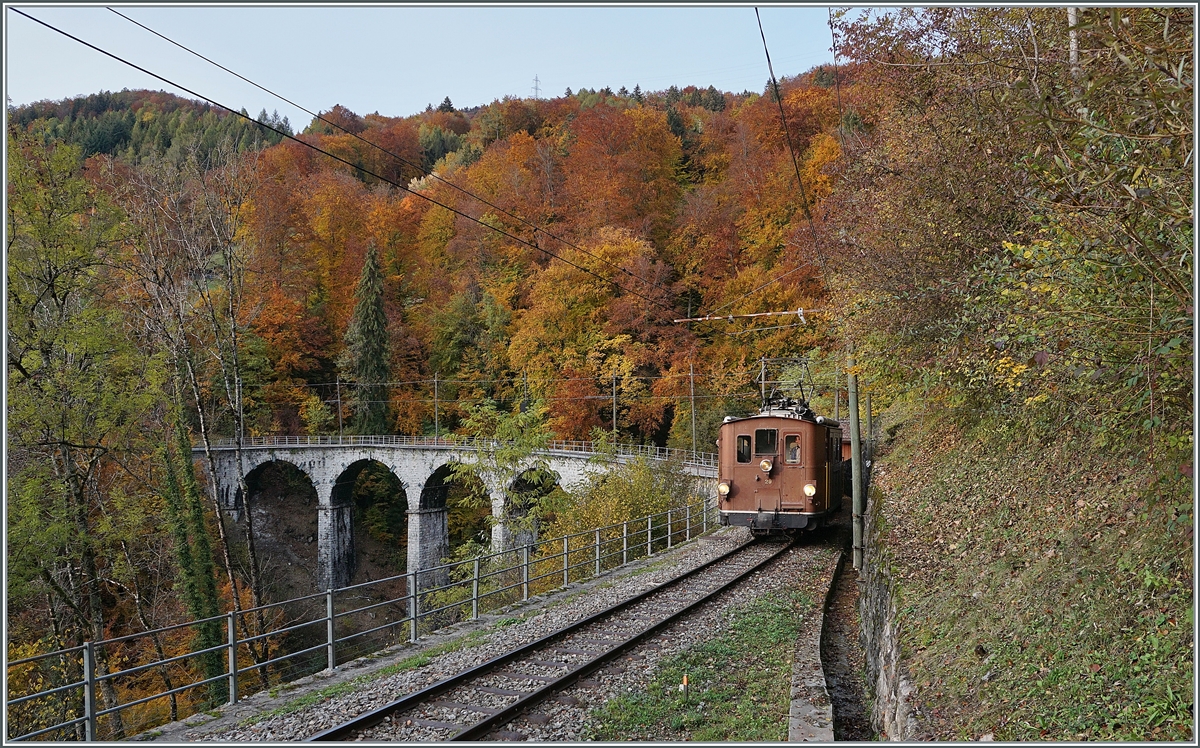  LA DER 2020 du Blonay-Chamby  / Saison Abschluss der Blonay-Chamby Bahn: Mit einem verstärkten Fahrplan und viel Dampf wird vor dem  Winterschlaf  (bzw. Arbeit im Dépôt Chaulin) nochmals viel Betrieb gemacht. Die BOB HGe 3/3 N° 29 (Baujahr 1926) hat mit ihrem Zug auf der Fahrt nach Chaulin den Baye de Clarens Viadukt verlassen. 
Der Viadukt ist in einem sehr schlechten Zustand, wird wohl in den nächsten Jahren grundlegend erneuert. 

24. Okt. 2020