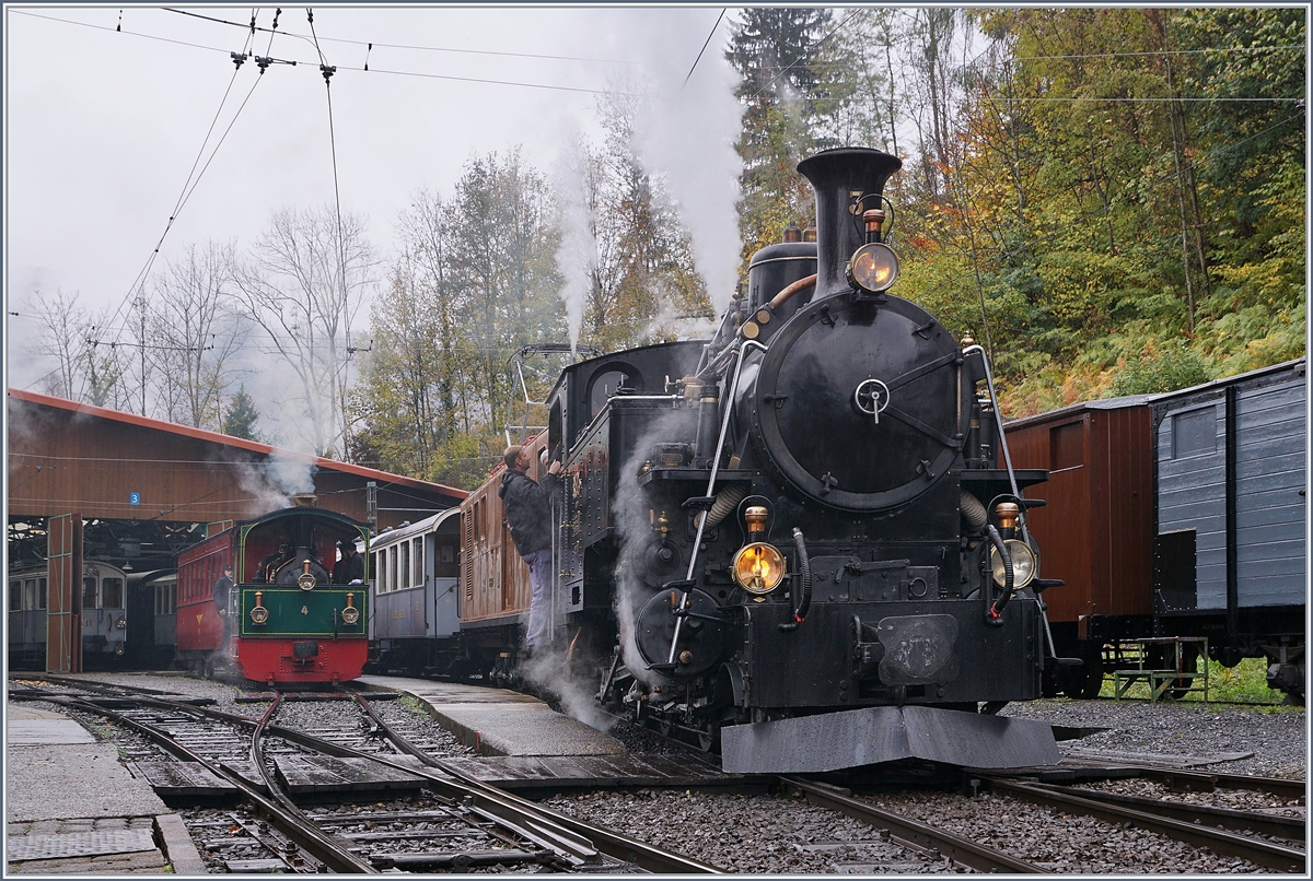 La Dernière du Blonay - Chamby - das 50. Jahre Jubiläum beschliesst die Blonay Chamby Bahn mit einer Abschlussvorstellung und liess es nochmals so richtig dampfen: 
die BFD HG 3/4 N° 4 steht vor der Bernina Bahn Ge 4/4 81, während im Hintergrund die G 2/  N° 4 dampft. 

 28. Oktober 2018