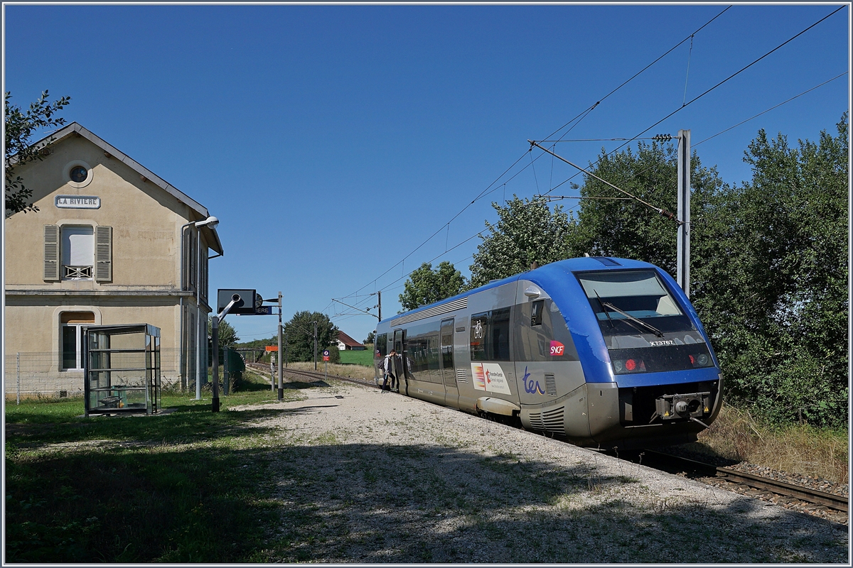 La Rivière Drugeon liegt ruhig in einer wunderschönen Landschaft, hat eine sehenswerte Kirche, eine Bar, einen kleinen Lebensmittelladen und einen Bahnhof, der, wie man sieht auch genutzt wird, auch wenn die Frequenzen (ferienhalber?) eher bescheiden sind.

Der SNCF X 73767 als TER 895714 von Pontarlier (ab 11:28) nach Dole-Vile (an 12:45) beim Halt in La Rivière - Drugeon.

21. August 2019