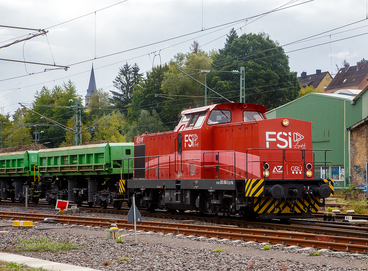 Lange war sie bei der HGB - Hessische G�terbahn GmbH zu Hause, nun ist sie bei der FSI Logistik GmbH / AZ Power Logistics GmbH in Bottrop und tr�gt den Namen „ALIJAH“....

Die 293 006-3 „ALIJAH“ (92 80 1293 006-3 D-FSI) der FSI Logistik GmbH (Bottrop), ex HGB V 100.02 „Nobby“, erreicht am 20.09.2022, mit einem Alt-Schotterzug bestehend aus Zwei-Seiten Druckluft Kippwagen der Gattung Uas (Fas), Betzdorf/Sieg.

Die Lok wurde 2001 von ADtranz (ABB Daimler Benz Transportation GmbH) gem�� Umbaukonzept BR 293 unter der Fabriknummer 70120 aus einer DR V 100 gebaut/umgebaut, das Spenderfahrzeug ist jedoch unbekannt. 2001 ging sie als 70120   Nobby  an die Lokpool Verwaltungsgesellschaft mbH & Co. Vermietungs KG in Kassel, schon im Jahr 2002 ging sie an die S&S - Schneider & Schneider GmbH als 293 701-9  Nobby , bis sie 2005 zur HGB kam und auch erst als 293 701-9 gef�hrt wurde. Zum 01.01.2007 erfolgte dann die Vergabe der NVR-Nummer  92 80 1293 006-3 D-HGB. Im diesem Jahr (2022) wurde sie an die FSI Logistik GmbH verkauft.