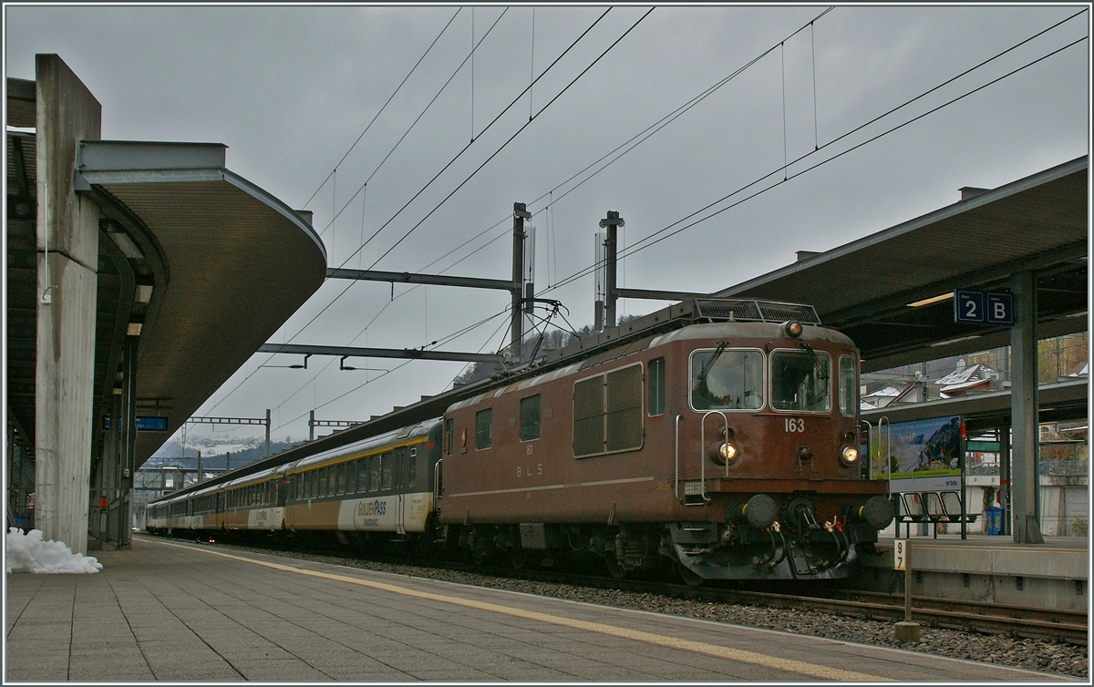 Leider bald Vergangenheit: BLS Re 4/4 mit einem Goldenpass RE.
Spiez, den 24. Nov. 2013