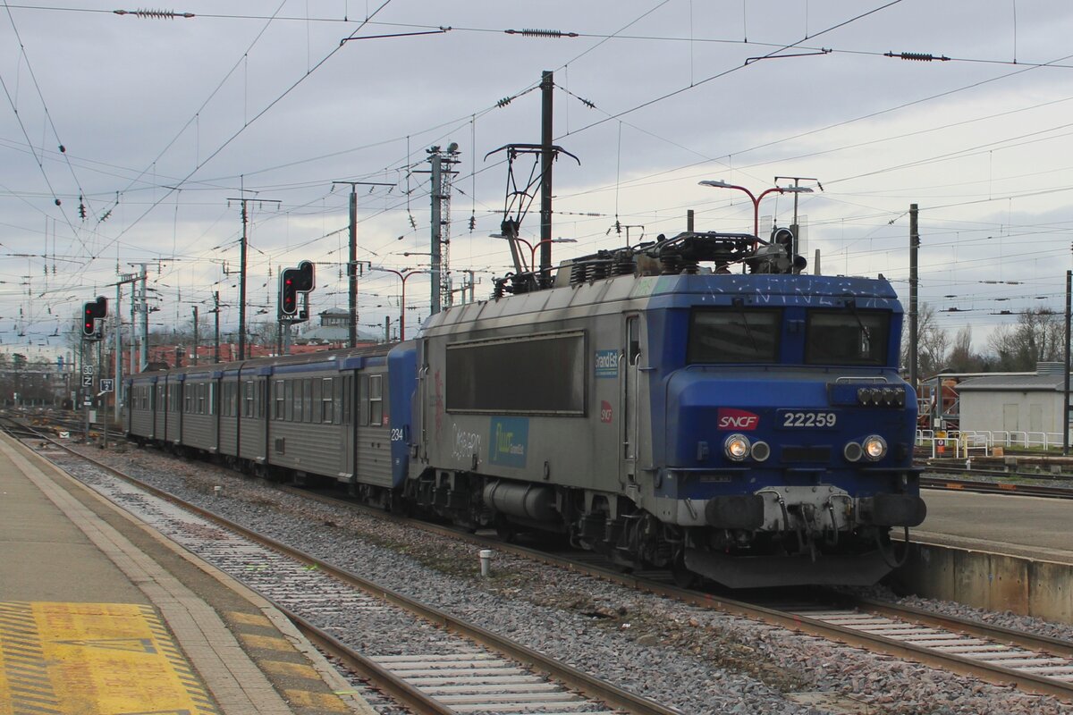 Leider etwas verschmiert treft SNCF 22259 mit ein TER nach saverne in STrasbourg ein am 15 Februar 2024.