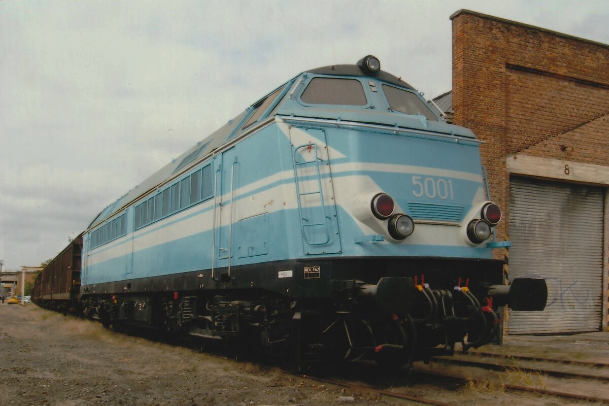 Leider existiert dieser maskerade nicht mehr. Ex-NMBS 5117 wurde in 2009 umgezaubert in 5001, eine Testdiesellok aud die 70er jahre, womit die NMBS versuchte, eine 140 km/h schnelle Diesellok bereit zu stellen. Pannenreihen und die vortschreitende Elektrifikation beschr�nkte die �ra des 5001s auf n�r wenige Jahre und die 5001 wurde 1978 zur�ckgebaut. Die PFt-TSP baute 2009 deren 5117 in die 5001 Blauwe Vogel (Blauer Vogel) um, aber auch dieser Lok k�nnte sich nicht durchhalten und wurde Ende 2017 verschrottet. Hier steht der Quasi 5001 am 12 September 2009 ins Bw Saint-Ghislain.