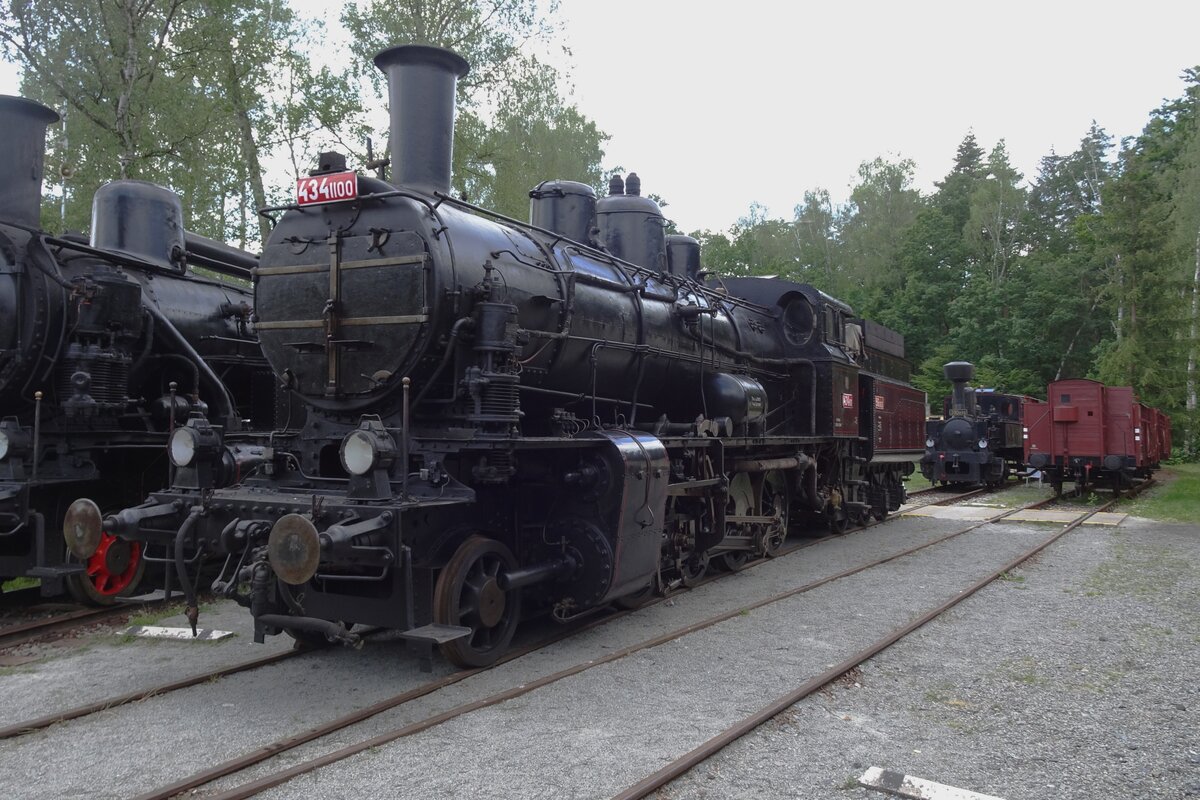 Leider mit Gegenlicht: 434.1100 steht am 11 Juni 2022 ins CD Eisenbahnmuseum in Luzna u Rakovnika. Ins Wochenende von 11/12 Juni 2022 feierte das Eisenbahnmuseum in Luzna u Rakovnika das 25.Jahresjubil�um.
