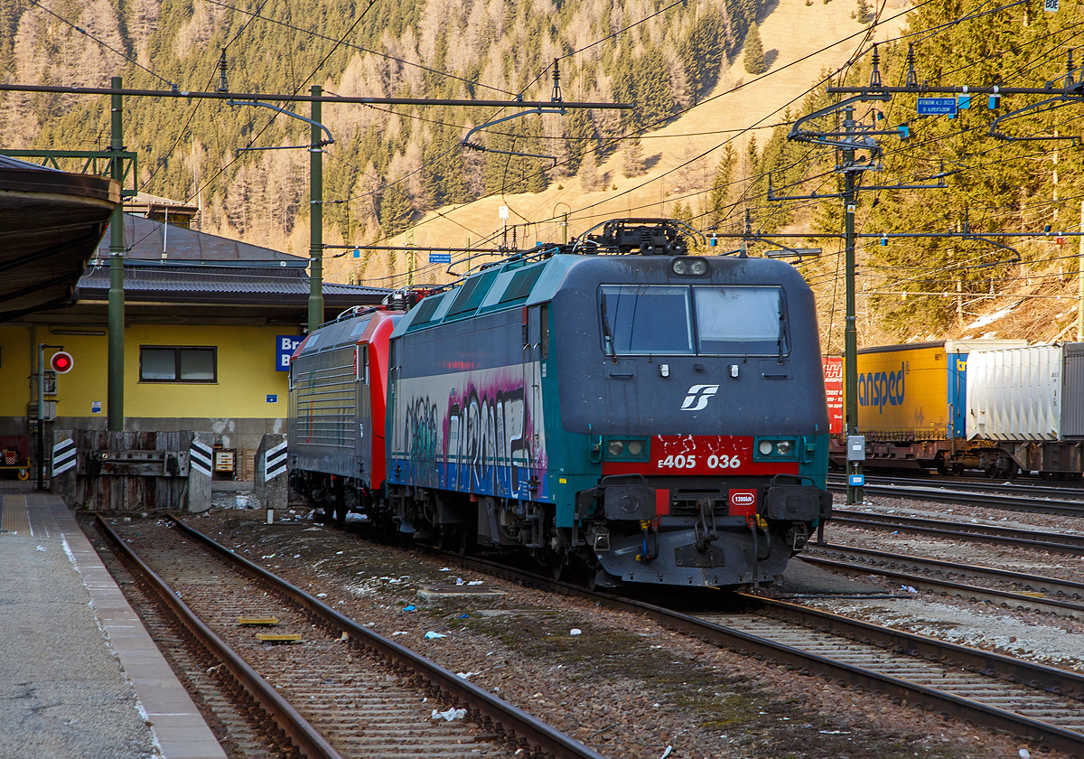 Leider sehr beschmiert....
Die E405 036 und dahinter die E412 007 der Trenitalia sind am 27.03.2022 m Bahnhof Brenner / Brennero abgestellt.

Die E.405.036 wurde 2003 (Loknummer = Fabriknummer) Bombardier Transportation im Werk Wrocław (Breslau) in Polen gebaut und an die Trenitalia geliefert.

Die E.405 sind elektrische Lokomotiven der Trenitalia, die von 1998 bis 2002 in 42 Einheiten von Adtranz-Pafawag in Wrocław (Breslau) in Polen, später Bombardier, gebaut wurden. Die Lokomotiven wurden ursprünglich nicht für Italien gebaut, sondern für die polnische Staatsbahn PKP. In Polen verkehrten sie (nur auf Testfahrten) unter der Baureihen EU11, mit diesen Nummern gelangten die Lokomotiven auch nach Italien. Die Adtranz-Typbezeichnung war 113E. Im Jahr 2003 wurden die Maschinen, umgeändert und in den Farben der Trenitalia umlackiert und erhielten die italienische Baureihenbezeichnung E.405. Die Loks sind meist Brenner-Route unterwegs.

Die Lokomotiven sind auf den Betrieb mit Gleichspannung von 3 kV ausgelegt. Sie sind modular aufgebaut, damit können viele Bauteile mit ähnlichen Loks ausgetauscht werden. Sie entwickeln eine vergleichsweise hohe Anfahrzugkraft von 250 kN (Leistung 6.000 kW) und können eine Geschwindigkeit von 200 km/h erreichen. In Italien sind sie für 160 km/h zugelassen. Der Drehstromantrieb ermöglicht einen Einsatz im schweren Güter- wie auch im schnellen Reiseverkehr.

TECHNISCHE DATEN:
Spurweite: 	1.435 mm (Normalspur)
Achsformel: Bo'Bo'
Länge: 19.400 mm
Drehzapfenabstand: 11.400mm
Achsabstand im Drehgestell: 2.650 mm
Treibraddurchmesser: 1.100 mm (neu) / 1.010 mm (abgenutzt)
Dienstgewicht: 82 t
Höchstgeschwindigkeit: 160 km/h Italien, in Polen 200 km/h (Auslegung 220 km/h)
Dauerleistung: 6.000 kW
Anfahrzugkraft: 250 kN (kurzzeitig 300 kN)
Stromsysteme: 3.000 V DC 
Anzahl der Fahrmotoren:  4× Typ 4FIA 7065
Übersetzung: 20:79
Bremse: Druckluftbremse, el. Nutzbremse
Zugbeeinflussung: RS 4 Codici, PZB, LZB


Hintergrund:
Im Jahr 1996 bestellte die Polnische Eisenbahn (PKP) eine Serie von fünfzig Elektrolokomotiven der letzten Generation bei Adtranz, 8 Mehrsystemeinheiten (3kVDC und 15kVAC / EU43 / Typ 112E) und 42 Einzelspannungslokomotiven (3kVDC / EU11 / Typ 113E). Beide wurden als Mehrzwecklokmotiven konzipiert, die Personenzüge mit ihrer maximalen Auslegungsgeschwindigkeit von 220 km/h und schwere Güterzüge bis zu 1.200 Tonnen mit einer Geschwindigkeit von 140 km/h befördern können.

Der Bau der ersten EU11 Loks begann 1998 bei Adtranz-Pafawag in Wrocław (Breslau) in Polen. Im Jahr 2000 gab es zwischen Adtranz Polen und PKP erste geschäftliche Probleme, die schließlich im Februar 2002 zur Kündigung des Liefervertrags führten. Zu diesem Zeitpunkt wurden nur Testläufe mit EU11 in geringem Umfang durchgeführt.
Am 23.01.2001 besuchten Ingenieure aus Italien Polen, um die bereits fertiggestellten EU11 (und EU43) (25 Stück) zu begutachten.  Sie dokumentierten alle notwendigen Änderungen, wenn diese Maschinen von italienischen Betreibern gekauft würden. Es war zu diesem Zeitpunkt ungewiss, ob alle 42 EU11 gebaut würden.

Der Streit zwischen Adtranz und PKP endete, als Bombardier Transportation Adtranz kaufte. Das jetzt deutsch-kanadische Unternehmen entschied, dass der EU11-Auftrag abgeschlossen werden musste (alle EU43 waren zu diesem Zeitpunkt bereits fertig), weil sie potenzielle, alternative Kunden in Italien fanden.

nach Italien:
Am 21.01.2002 kaufte Trenitalia eine erste Serie von 24 ehemaligen EU11-Lokomotiven von Bombardier. Die RTC überlegte, sechzehn EU11 zu kaufen, aber am 23.04.2002 bekam Trenitalia die restlichen achtzehn Lokomotiven.Im Jahr 2002 kamen EU11-001, -002 und -022 zu Versuchszwecken nach Italien. In Breslau begann Bombardier damit, alle Lokomotiven an die Anforderungen von FS/Trenitalia anzupassen. Sie wurden neu lackiert und als E.405-Serie neu nummeriert. Bemerkenswert ist, dass die Änderung des rechtsgerichteten Fahrerpults als zu kostspielig angesehen wurde (in Italien ist die linksgerichtete Ausrichtung der Standard).

Anfangs wurden alle Maschinen dem Güterverkehr des Depots Milano Smistamento zugeteilt, dies änderte sich jedoch sehr schnell, da sich die E405 als gute Traktion für den Personenverkehr zwischen Verona und dem Brenner erwiesen. Seit Februar 2006 ist der Einsatz von E405 im Verbund mit E412 auf der Brennerstrecke dauerhaft erlaubt. 2007 erweitert Trenitalia den Einsatz von E405 an der Spitze von Personenzügen auch nach Venedig und Bologna, mit EC 86/87  Tiepolo  und 286/287  Capri .
