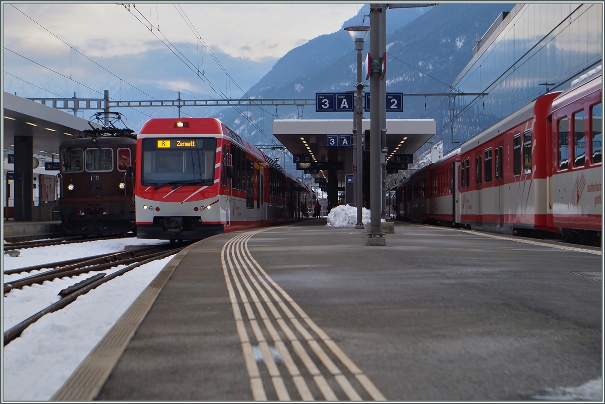Leider zu sp�t gesehen und deshalb zu fr�h abgedr�ckt: die abb�gelnde BLS Re 4/4 178 in Visp. 
28. Jan. 2015