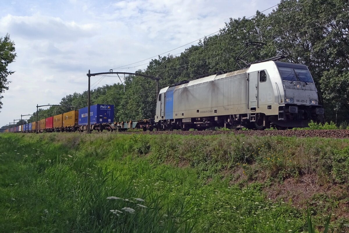 Lineas 186 455 trug am 4 Augustus 2019 noch keine Lineas-Merkmale beim Passage bei Tilburg Oude Warande.