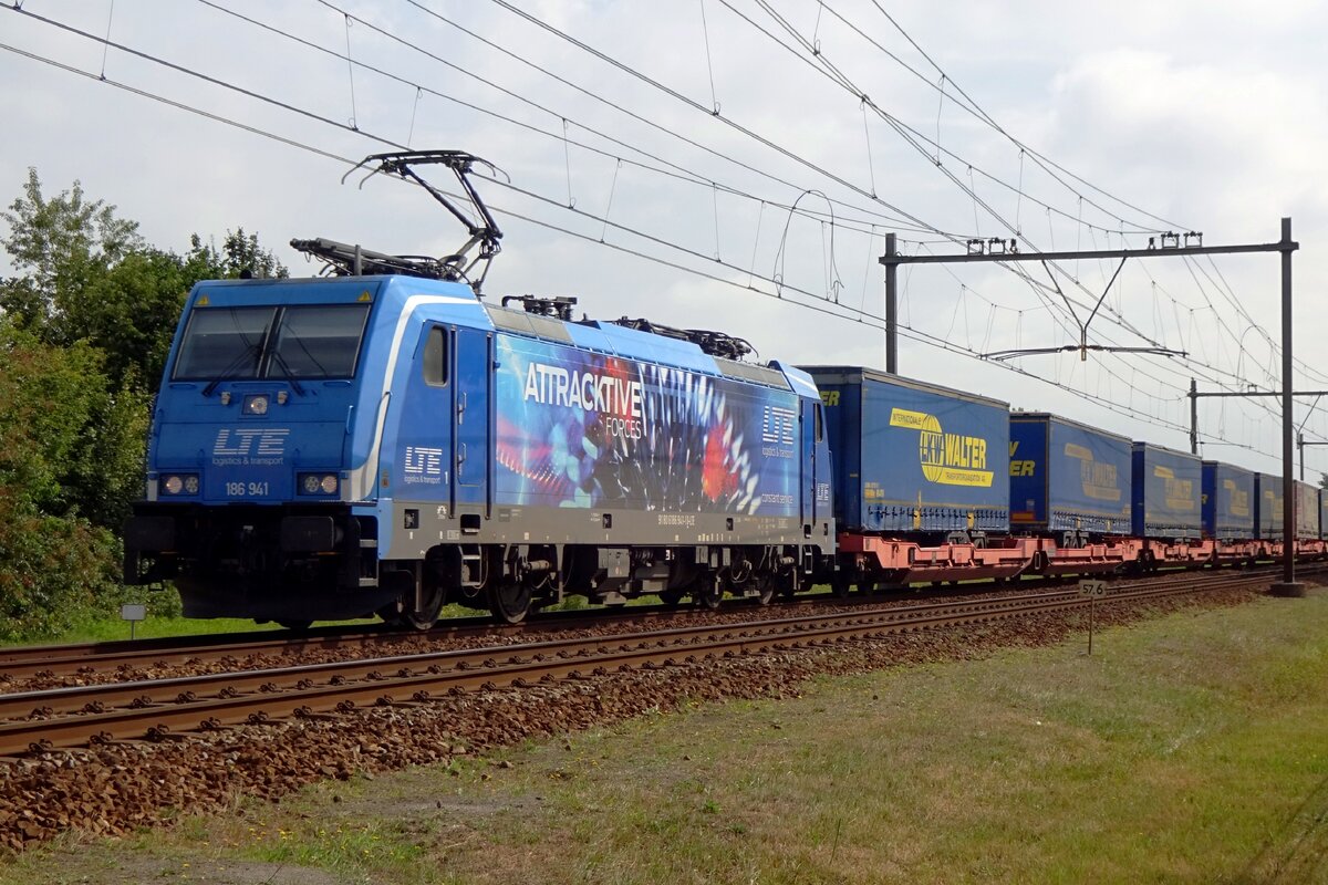 LTE 186 941 zieht ein LKW Walter KLV durch Wijchen am 1 Augustus 2020.