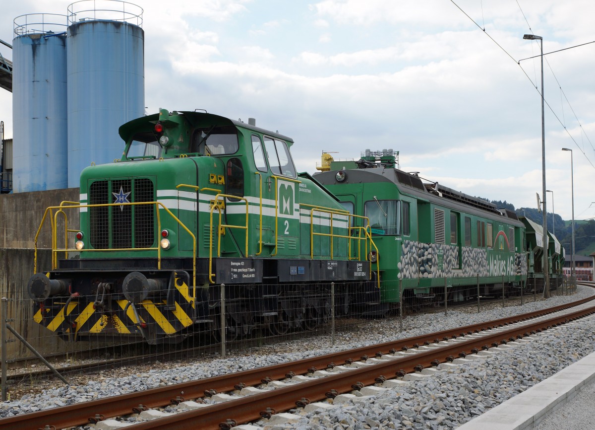 Makies AG: Rangierfahrt mit der Em 3/3 2  HENSCHEL  der Makies AG, auf dem nicht elektrifizierten Industriegeleise beim Kieswerk Gettnau am 28. September 2015.
Foto: Walter Ruetsch