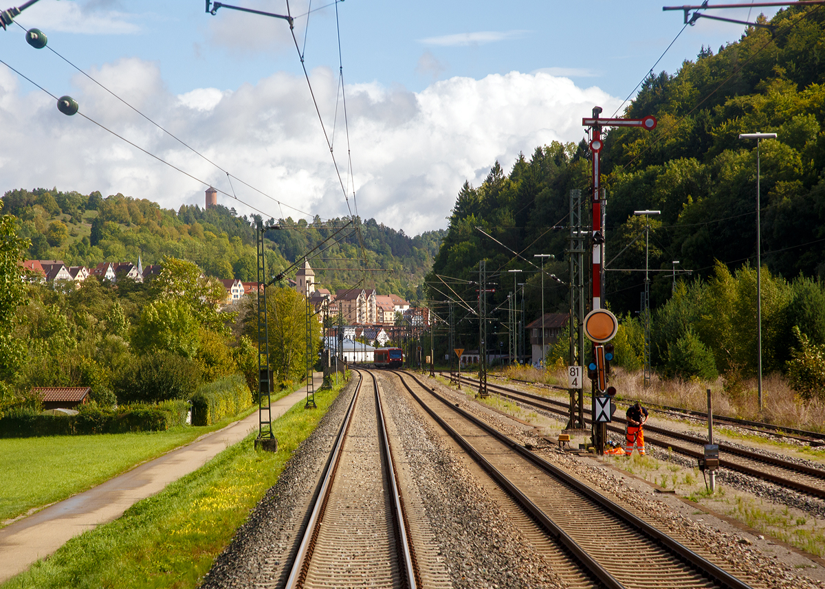 Mal ein anderer Blick auf die G�ubahn und die Signale in Horb (12.09.2017)....
Da wir auf unsere Reise nach Italien, das gro�e Loch bei Rastatt gro�z�gig umfahren haben, ging es mit dem IC 183 (Stuttgart - Z�rich) �ber die G�ubahn. Aus dem letzten Wagen konnte ich dieses Bild nach hinten heraus auf die Strecke machen.