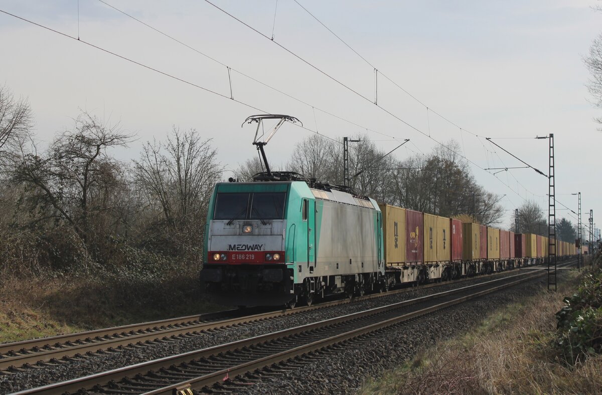 Medway 186 219 passiert der Fotograf am offenbarer Weg bei Kaarst am 21 Februar 2025.