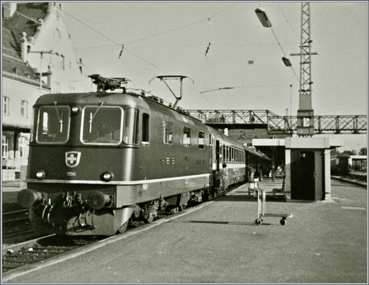 Mein Beitrag zum Abschied der traditionellen Wagen-Lok Komposition Zürich - München: Knipse- Bilder aus alten Zeiten. Ich bin mir bewusst, dass die Qualität dieser beiden Bilder heutigen Ansprüchen kaum mehr genügt, doch welcher Eisenbahnfan bekommt beim Betrachten dieser Bilder nicht feuchte Augen, und da dürfe die scharfen Pixel ohnehin etwas etwas verschwimmen... Die DB 218 455-4 und eine Schwester Lok erreichen mit dem FD 286  Bavaria  Lindau HBF, wo dann die SBB Re 4/4 II 11196 den Zug zur Weiterfahrt nach Zürich übernehmen wird.

21. Juli 1983