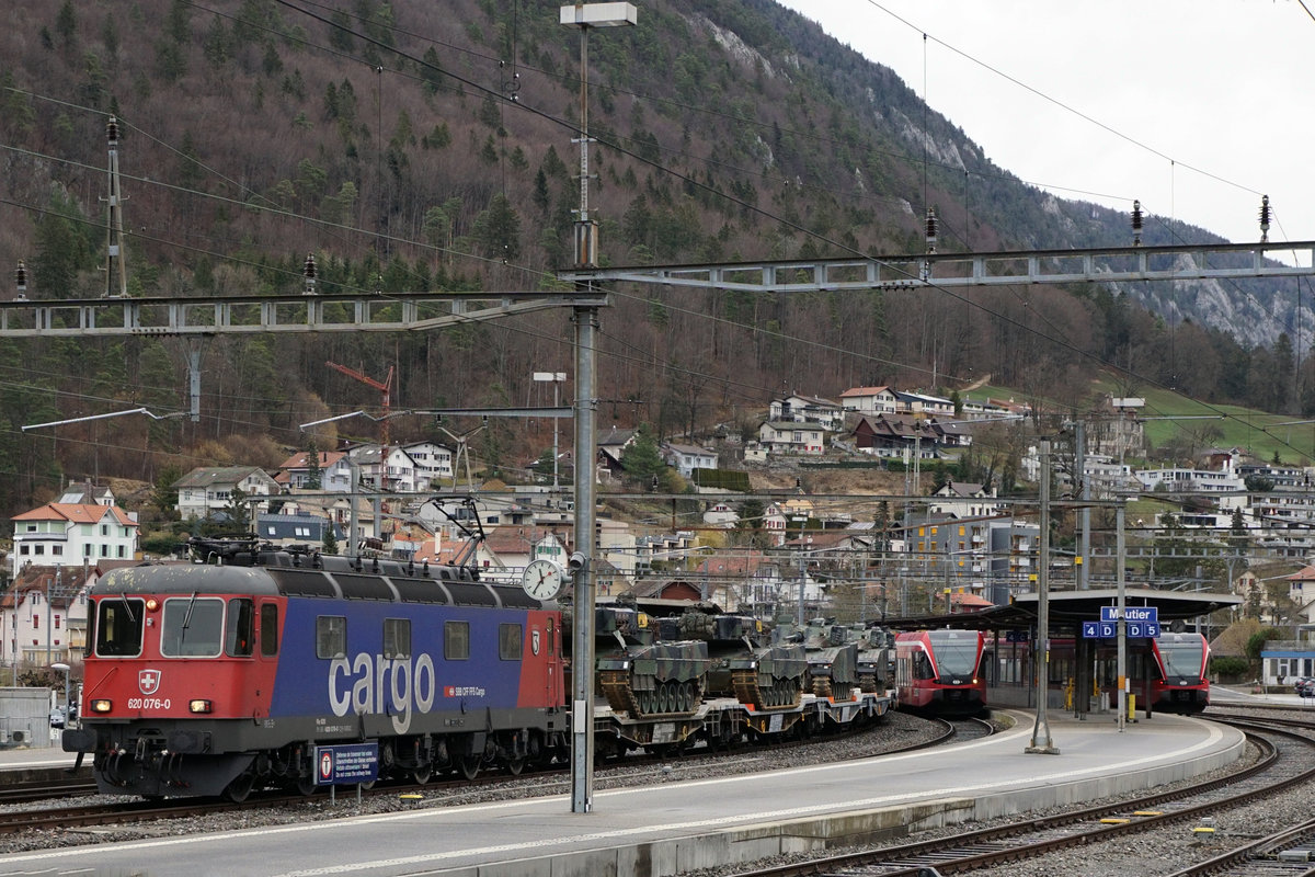 Milit�rtransport per Bahn.
Impressionen von Moutier.
Re 620 076-0  ZURZACH  mit dem Panzerzug 69030 Courtema�che - Rangierbahnhof Biel in Moutier am 4. M�rz 2019. Transportiert wurden 2 Pz87 Leo WE sowie 8 Spz 2000.
Bildausschnitt Fotoshop.
Foto: Walter Ruetsch