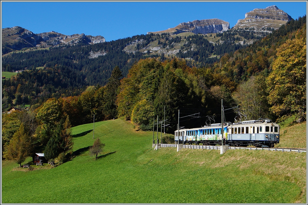 Mit dem BCF 4/4 N° 1 an der Spitze fährt der ASD Nostalgiezug nach dem Fahrtrichtungswechsel in Le Sépey weiter in Richtung Aigle und erreicht in Kürze Les Planches. 

18. Okt. 2014