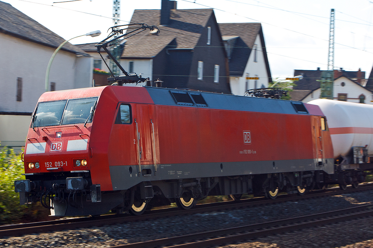 
Mit dem ersten Schuss hatte ich sie schon gut erwischt, hier im zweiten hatte ich unbewusst einen Mitzieher gemacht....

Die 152 093-1 (91 80 6152 093-1 D-DB) der DB Schenker Rail Deutschland AG fährt am 20.08.2014 mit einen gem. Güterzug durch Butzbach in Richtung Gießen. 

Die Siemens ES64F wurde 2000 von Krauss-Maffei AG in München unter der Fabriknummer 20220 gebaut.
