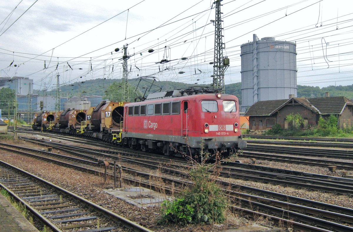 Mit Doppelscheinwerfer: 140 013 mit der Suppenzug am 16 September 2011 in Völklingen.