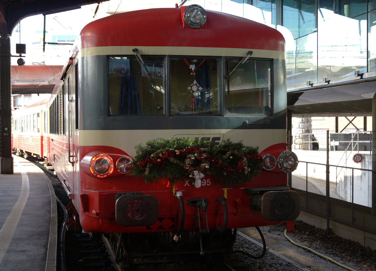 Mit ehemaligen Triebzügen der SNCF an den Weihnachtsmarkt Basel am 17. Dezember 2016.
Train Thur Doller Alsase mit XRABx 8508 + XBD 4395 im SNCF Bahnhof Basel, kurz nach der Ankunft.
Foto: Walter Ruetsch