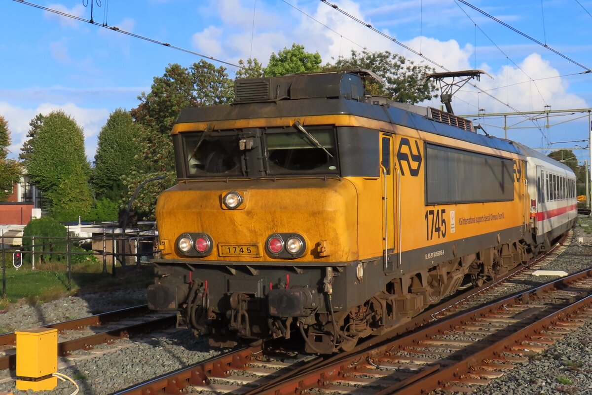 Mit etwas Zooming wurde vom Bahnsteig in Hengelo der Einfahrt des IC-Berlijns mit 1745 am 14 Oktober 2023 erwischt. 