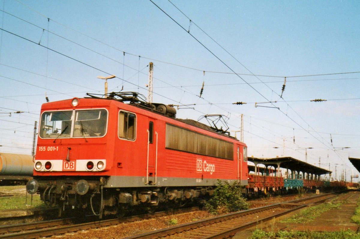Mit grossere Fenstern als der Serieversion: 155 001 steht am 26 Mai 2007 in Grosskorbetha.