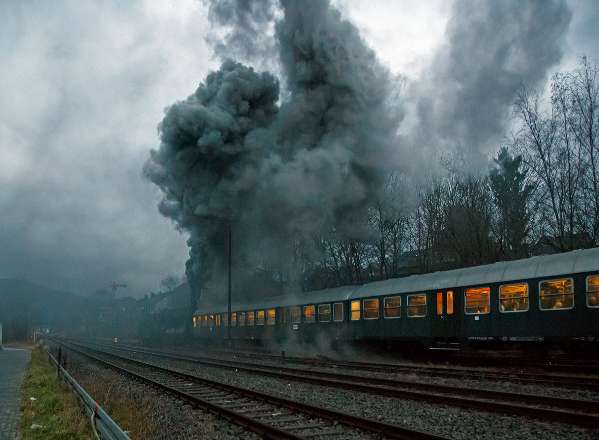 
Mit mächtig viel Rauch geht es weiter....
Die Dreizylinder-Güterzug-Dampflokomotive 58 311 der UEF Ulmer Eisenbahnfreunde (ex DR 58 1111-2, ex DR 58 311, ex G 12 Baden 1125), hat am 26.01.2018 zieht den Sonderzug der Eisenbahnfreunde Treysa e.V. von Herdorf weiter in Richtung Dillenburg.

Der Dampfsonderzug befand sich auf seiner Rückfahrt von der Bindweide nach Treysa.