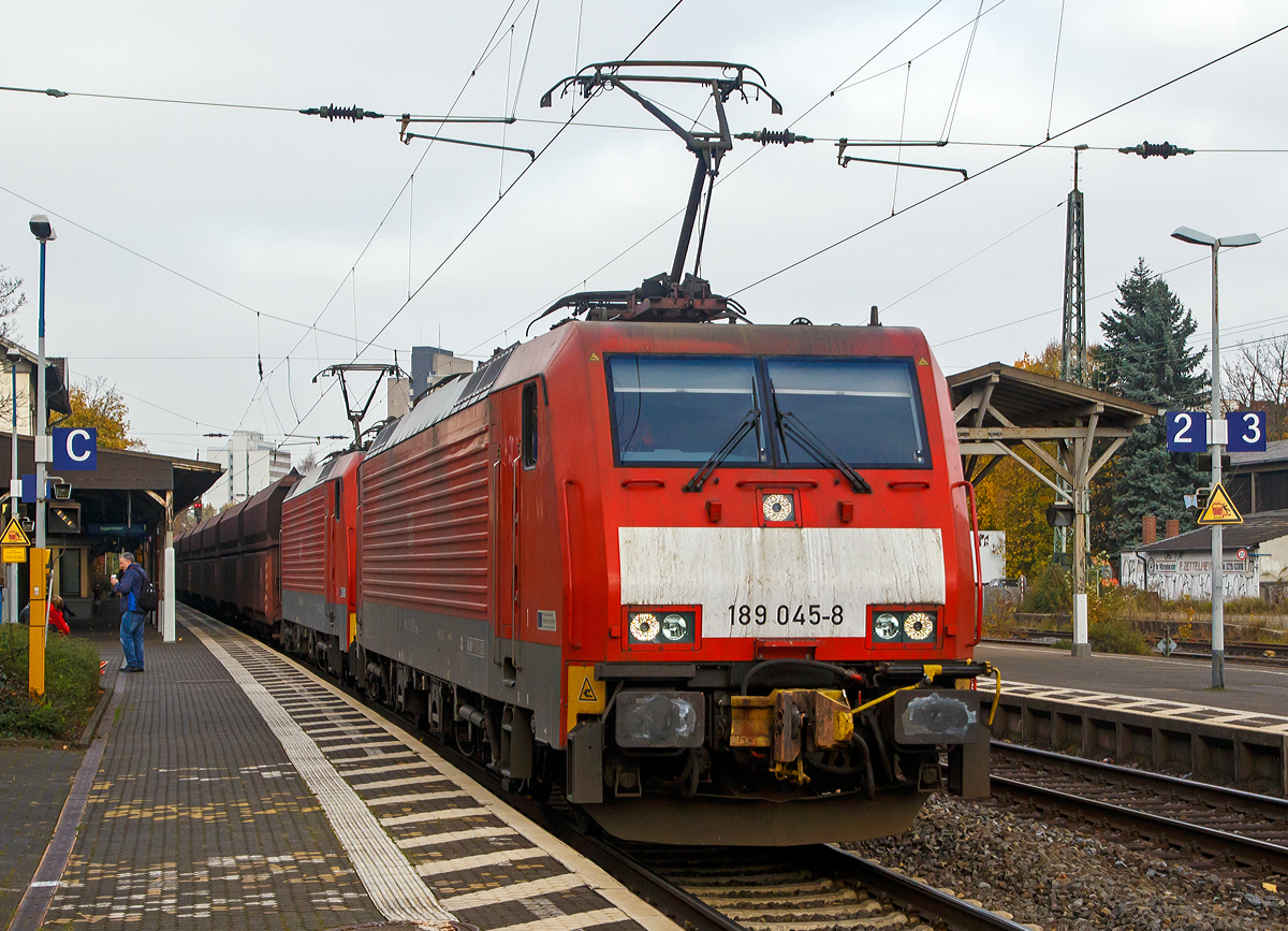 
Mit über 17.000 PS und bis zu 6.000t durchs Rheintal...
Die 189 045-8 und 189 042-5 der DB Schenker Rail Deutschland AG ziehen in Doppeltraktion einem Erzzug (mit Falrrs 153 Wagen) am 31.10.2015 durch den Bahnhof Bonn-Beuel in Richtung Koblenz.

Diese schweren Züge werden mit der Automatischen UIC-Kupplung (AK) gefahren, die Wagen haben keine Seitenpuffer.

Beide Siemens ES 64 F4 haben die Zugsicherungssystem-Komponenten für Deutschland und Niederlande installiert (Class 189-VJ) und wurden 2004 von Siemens in München gebaut. Die 189 045-8 (91 80 6189 045-8 D-DB) unter der Fabriknummer 20728, die 189 042-5 (91 80 6189 042-5 D-DB) unter der Fabriknummer 20722. 