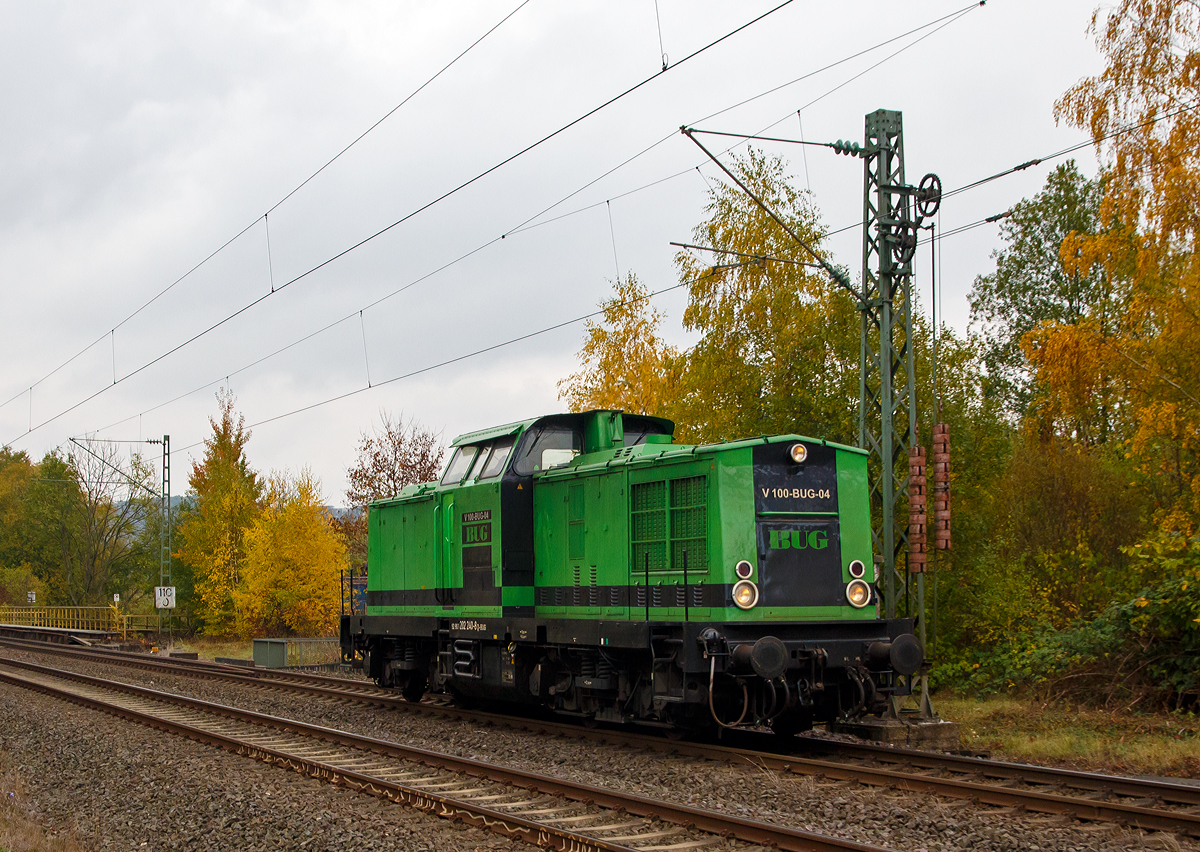 
Mit verkehrtherum geschalteten Lichtern, fährt die V 100-BUG-04 (92 80 1202 240-8 D-BUG), ex DB 202 240-8, ex DR 112 240-7, ex DR 110 240-9, am 27.10.2018 als Lz durch Siegen-Eiserfeld in Richtung Siegen. 

Die V 100.1 wurde 1970 bei LEW (VEB Lokomotivbau Elektrotechnische Werke „Hans Beimler“, Hennigsdorf) unter der Fabriknummer 12522 gebaut und als 110 240-9 an die DR (Deutsche Reichsbahn) ausgeliefert. 1984 erfolgte der Umbau in DR 112 240-7 (Remotorisierung unter Verwendung eines 12-Zylinder-Viertakt-Dieselmotor vom Typ 12 KVD 18/21 AL-4 mit 1200 PS (932 kW) Leistung im Raw Stendal) und 1992 die Umzeichnung in DR 202 240-8, ab den 1.12.1994 dann DB 202 240-8. Im Jahr 2000 erfolgte die Ausmusterung bei der DB und ging ans SFZ - Schienenfahrzeugzentrum Stendal. Im Jahr 2010 ging sie dann an Uwe Adam EVU GmbH in Eisenach al 23  JUDY  (92 80 1202 240-8 D-BWESA) und 2016 kam sie dann zur BUG.
