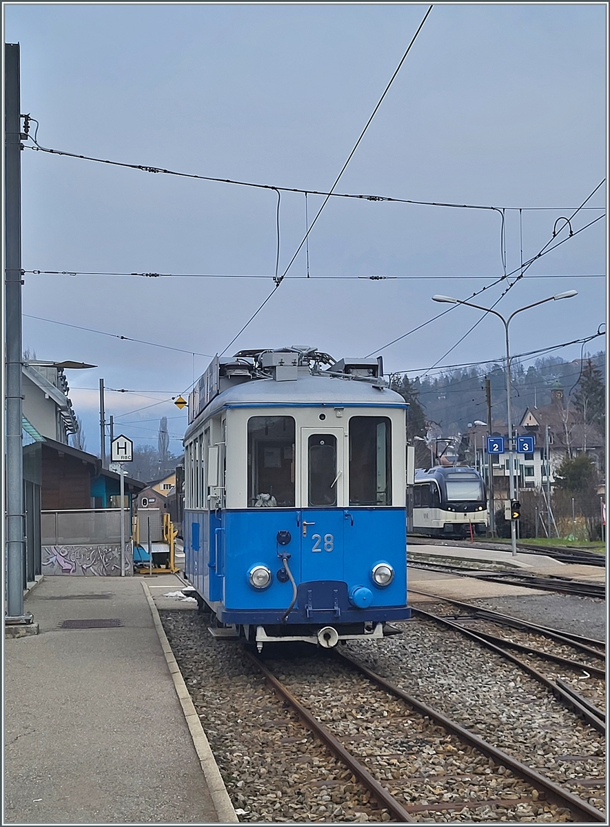 Mitten im Winter steht der Blonay Chamby Bahn TL Ce 2/3 28 abgebügelt in Blonay. Der Triebwagen wurde 1948 von der SWS/SAAS für die TL gebaut.

18. Jan. 2025 