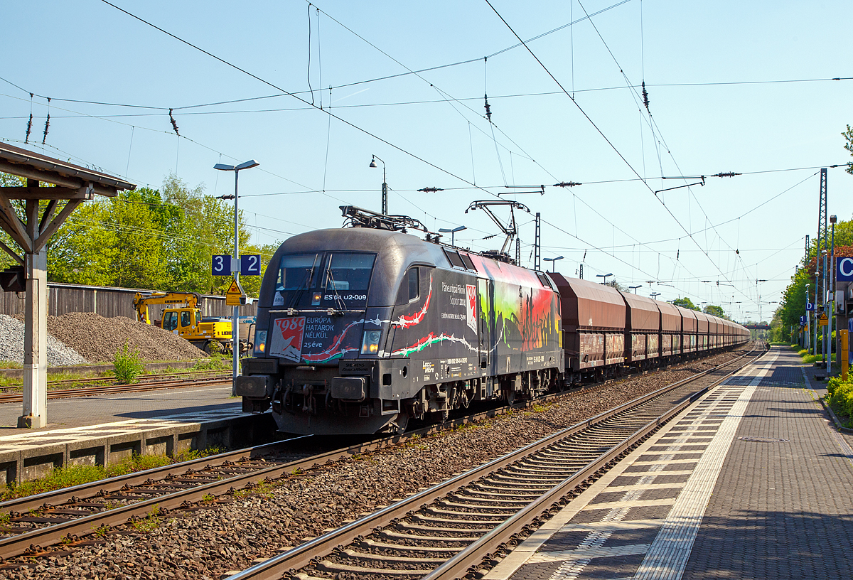 
MRCE Dispolok ES 64 U2-009 alias 182 509-0 (91 80 6182 509-0 D-DISPO)  EUROPA HATÁROK NÉLKÜL 25éve  fährt am 20.04.2018 mit einem Kohlenzug durch den Bahnhof Bonn-Beul. 

Anläßlich des 25-jährigen Jubiläums des Paneuropäischen Picknicks, das 1989 den Fall des  Eisernen Vorhangs  einleitete, erhielt die ES 64 U2-009 (182 509-0) von MRCE Dispolok auf Initiative von Loc&more ein neues Outfit, das an dieses Ereignis erinnert. 

Am 19. August 1989 stürmten Hunderte DDR-Bürger bei Sopron über die ungarische Grenze – der Eiserne Vorhang bekam erste Risse.