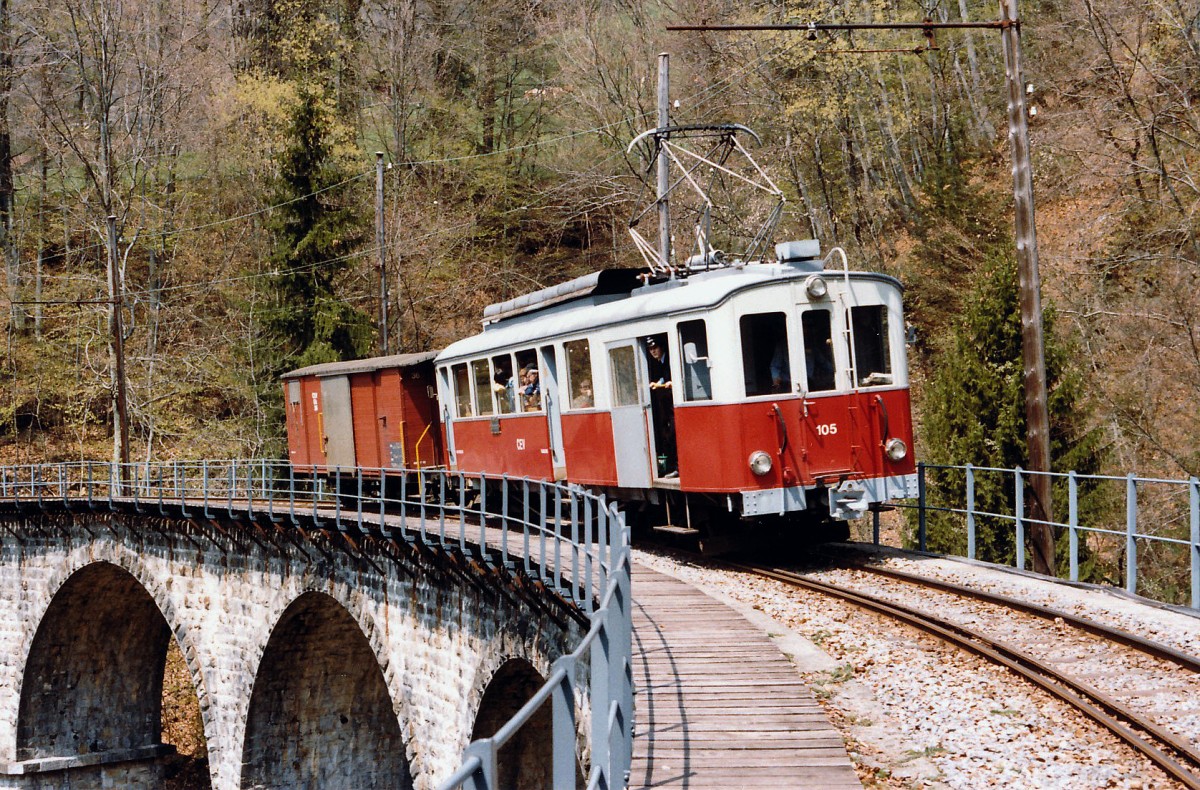 MVR/CEV: Der BDe 4/4 105 (1913) mit einem K-Wagen erinnerte im Mai 1986 auf dem Viadukt �ber die Baye de Clarens an den 1966 ersatzlos gestrichenen CEV-Streckenabschnitt Blonay-Chamby, der nun an Wochenenden von der Museumsbahn Blonay-Chamby betrieben wird.
Foto: Walter Ruetsch  