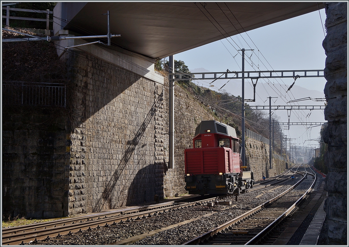 Nach einem längeren Halt vor dem (virtuellen) Einfahrsignal von Vevey, fährt der SBB Tm 234 120-4 nun in den Bahnhof ein. 

25. Februar 2021