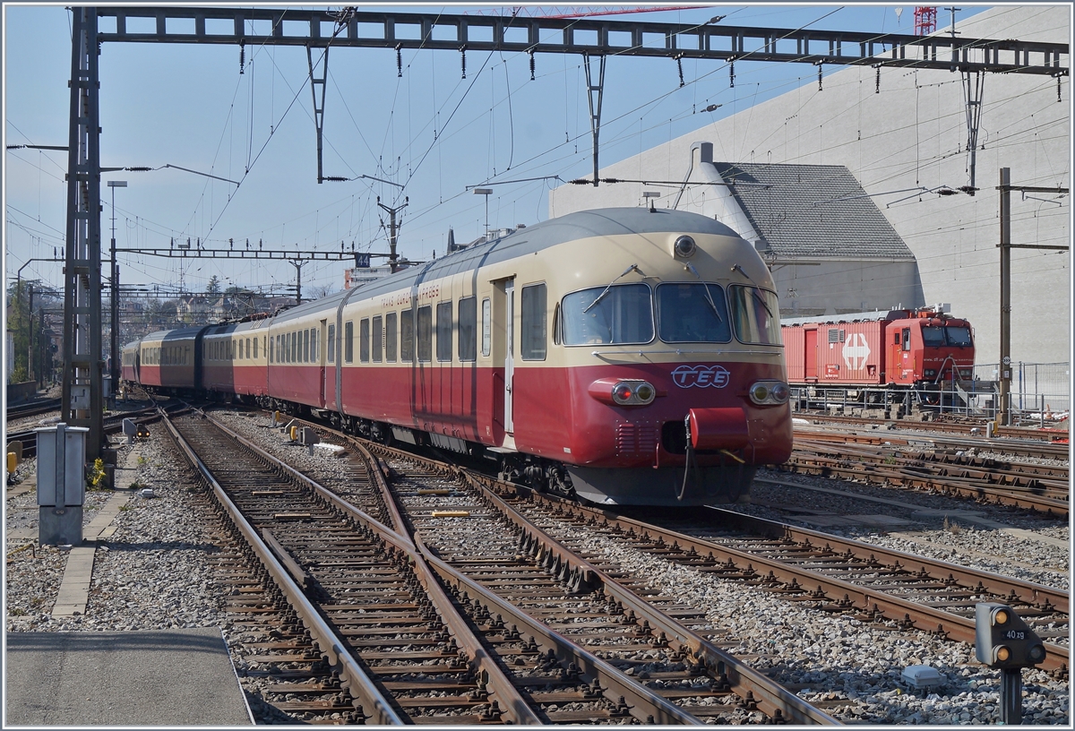 Nach längerer Zeit gab es in Lausanne wieder einmal einen TEE zu bewundern: Der RAe TEE II 1053 auf einer Extrafahrt verlässt Lausanne Richtung Biel/Bienne.

31. März 2019