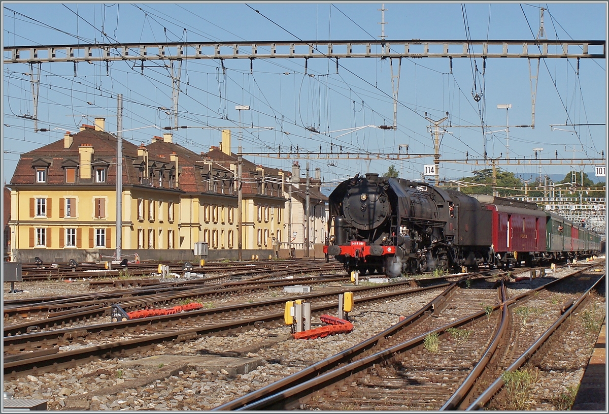 Nachdem ich am letzten Wochenende beim  Festival Suisse de la Vapeur 2022 / Schweizer Dampffestival 2022  reichlich mit Dampf verwöhnt worden war, gab es dieses Wochenende erneut dampfendes zu bewundern, selbst, wenn mir dazu nur ein kleines Zeitfenster einer  Café-Pause  zur Verfügung stand: Die SNCF 141 R 568 erreicht mit einem langen Extrazug den Bahnhof von Lausanne.

11. Juni 2022 