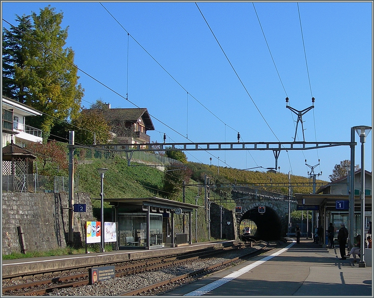  Nächste Einfahrt auf Gleis eins, Regionalzug nach Yverdon. 
Lutry. den 28. Okt. 2014