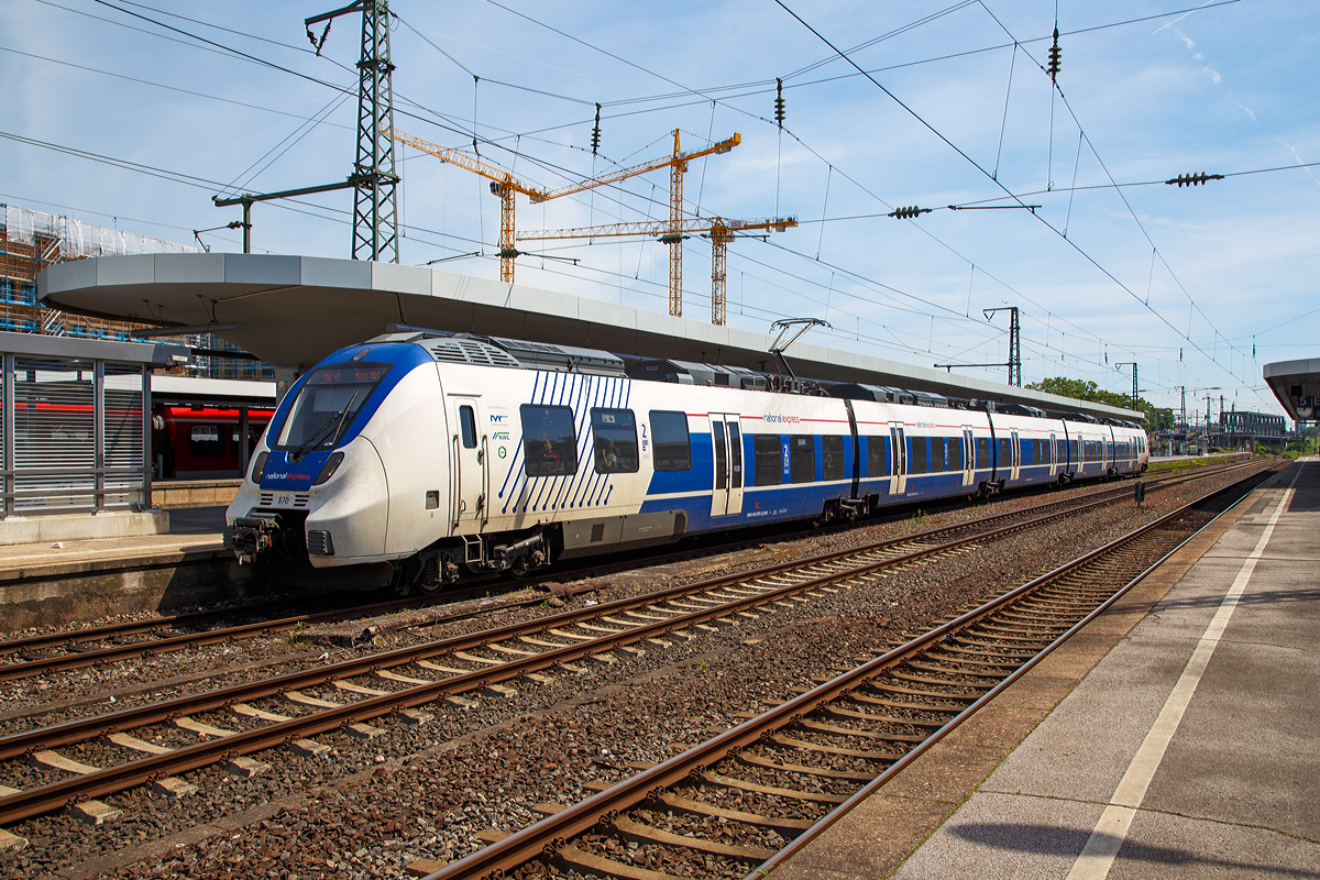 
National Express 870 (ein fünfteiliger Bombardier Talent 2) am 01.06.2019 beim Halt im Bahnhof Köln Messe/Deutz, als RB 48  Rhein-Wupper-Bahn  (Wuppertal-Oberbarmen - Köln - Bonn-Mehlem).