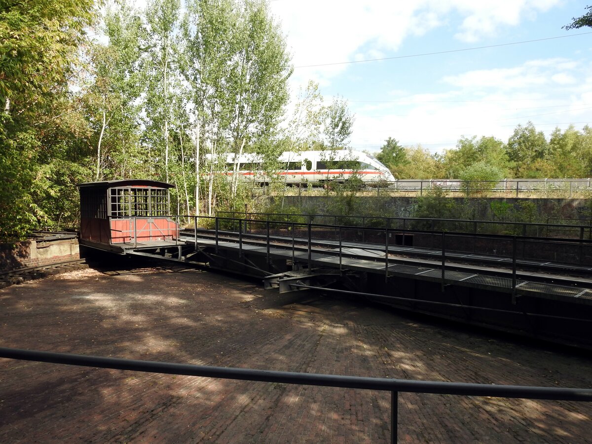 Naturschutzgebiet im Naturpark Berlin Südgelände in Berlin, der ehemalige Verschiebebahnhof Tempelhof. Zu sehen ist die Drehscheibe und im Hintergrund auf den Ferngleisen fährt ein ICE 411 durch, am 05.09.2018.