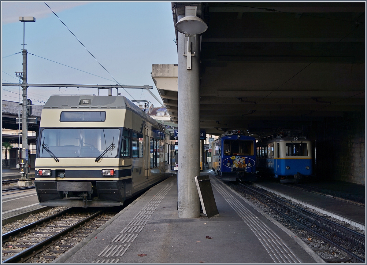 Neben dem Meterspur MVR (CEV) GTW Be 2/6 stehen, lichtungünstig die 80 cm Spur Rochers de Naye Beh 4/8 302 und Bhe 2/4 204 in Montreux.
27. Nov. 2016