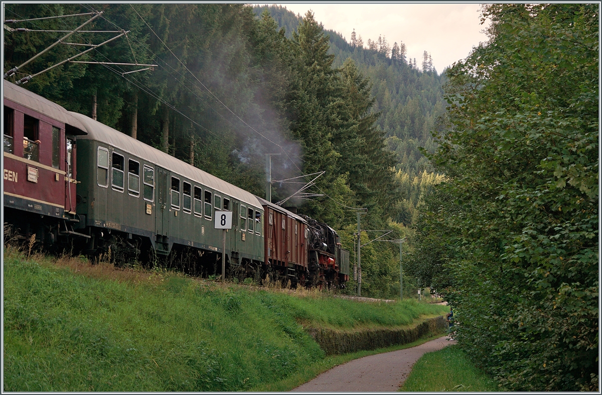 Neben den Triebwagen überraschte (und deshalb ungeschickt gestanden) mich die Dampflok D-UEF 90 80 0058 311-6, besser bekannt als G12 bzw. 58 311 58 mit ihrem Extrazug au dem Weg nach Rastatt. 

12. Sept. 2021