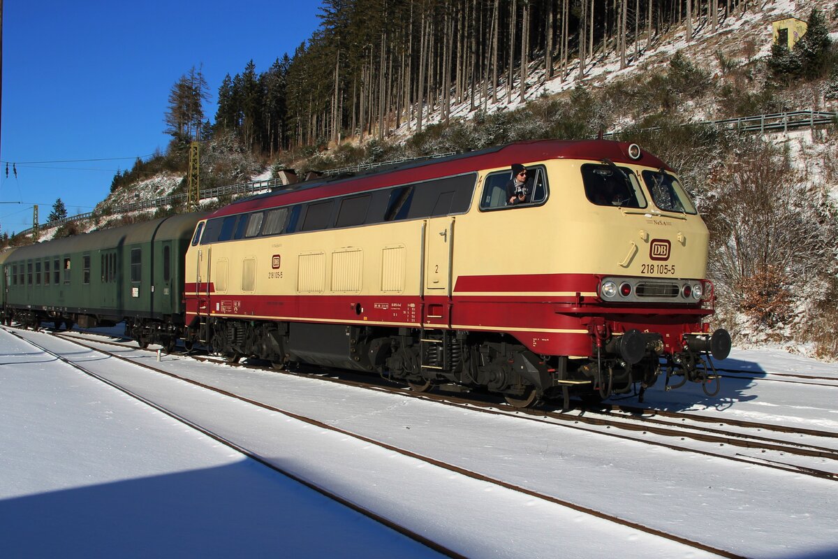 NeSa 218 105 treft am 3 Jänner 2026 mit ein Sonderzug aus Titisee und Villingen in Seebrugg ein. 