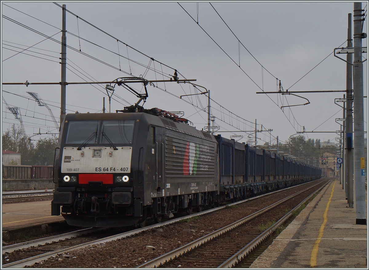 Noch eine dunkle Lok bei etwas weniger sp�rlichem Licht: die ES 64 F4 - 407 in Modena..
20. Sept. 2014