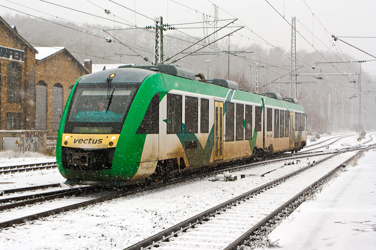 
Noch in Farbgebung und mit der NVR-Nummer der vectus, aber nun zur HLB Hessenbahn GmbH gehörend, fährt der VT 253 (95 80 0648 153-4 D-VCT / 95 80 0648 653-3 D-VCT) als RB 95  Sieg-Dill-Bahn  (Au/Sieg-Siegen-Dillenburg), in den Bahnhof Betzdorf/Sieg ein. 

Der Alstom Coradia LINT 41 wurde 2004 von Alstom (LHB) in Salzgitter unter der Fabriknummer 1188-003 für die vectus Verkehrsgesellschaft mbH gebaut, mit dem Fahrplanwechsel am 14.12.2014 gingen alle Fahrzeuge der vectus zur HLB über, die Hessische Landesbahn hatte 74,9% der Gesellschaftsanteile.
