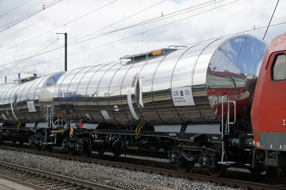 Noch gl�nzen die niegelnagelneuen Kesselwagen in Luterbach-Attisholz am 27. Juli 2017.
Foto: Walter Ruetsch  