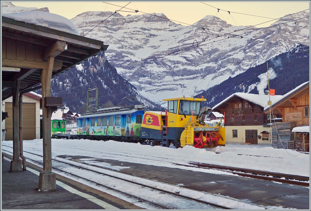 Noch immer wird die Strecke Le S�pey - Les Diablerets nur im Inselbetrieb gef�hrt. Und da auch im Inselbetrieb Schnee ger�umt werden muss, vermute ich, dass in der Not nun der ASD BDe 4/4 N� 2 (Baujahr 1913) mit der Xrot.m. 933 zu diesem Zweck zum Einsatz gelangt.

18. Januar 2022
