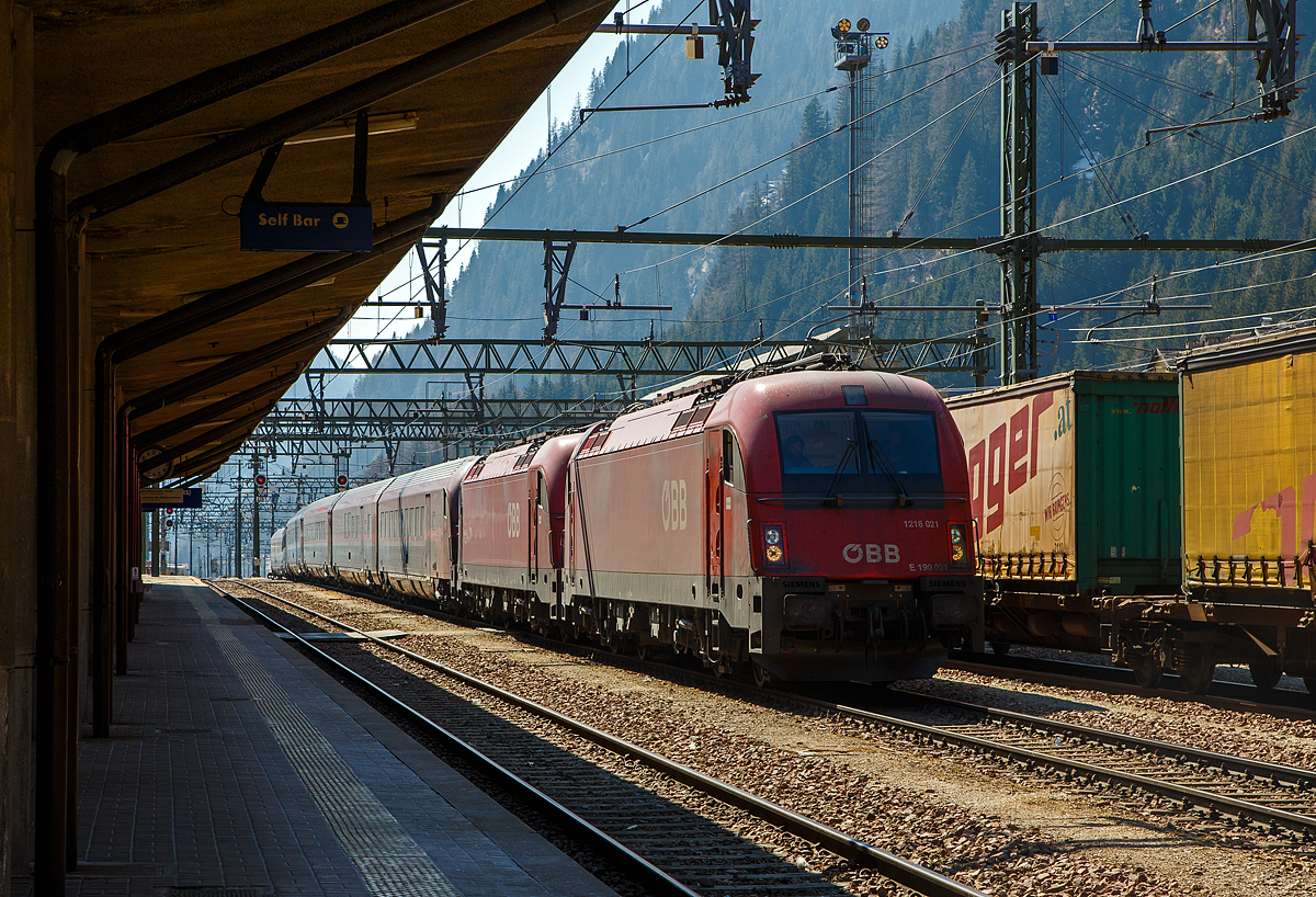 Noch sind die Stromabnehmer unten und die Loks rollen mit dem Zug stromlos weiter in den Bahnhof Brenner /Brennero ....
Noch sind die Stromabnehmer unten und die Loks rollen mit dem Zug stromlos weiter in den Bahnhof Brenner /Brennero ....
Die beiden �BB Taurus III, die �BB 1216 021/ E 190 021 (91 81 1216 021-6 A-�BB) und die �BB 1216 003 / E 190 003 (91 81 1216 003-4 A-�BB) erreichen am 28.03.2022, mit einem �BB-Railjet-Leerzug, den Bahnhof Brenner /Brennero. Vermutlich war der Leerzug ein Schadzug, da die Loks vor dem Steuerwagen hingen. 
