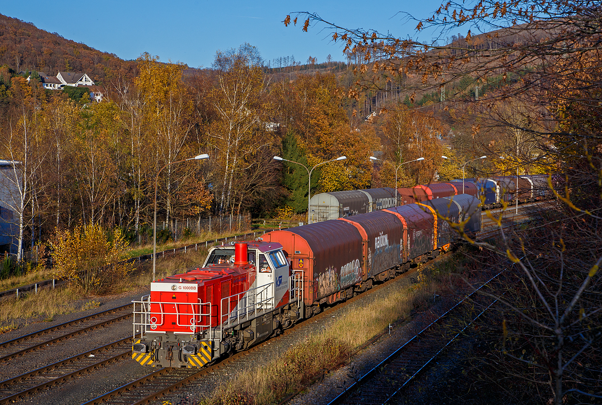 Nun (am 09.11.2021) steht die KSW 47 (92 80 1271 027-5 D-KSW), ex D 2 der HFM, eine Vossloh G 1000 BB der KSW (Kreisbahn Siegen-Wittgenstein), mit leeren Coilwagen in Herdorf auf dem KSW Rbf Herdorf (Betriebsstätte Freien Grunder Eisenbahn - NE 447 zur Abfahrt nach Kreuztal via Betzdorf bereit.

Die Lok wurde 2008 unter der Fabriknummer 5001673 bei Vossloh in Kiel gebaut, 2009 ging sie zur kundenspezifische Anpassung zum Service-Zentrum Moers und erst am 16.07.2010 erfolgte die Auslieferung an HFM Managementgesellschaft für Hafen und Markt mbH in Frankfurt (Main)  D 2  (92 80 1271 027-5 D-HFM). Am 31.10.2016 ging sie dann an die Kreisbahn Siegen-Wittgenstein (KSW).