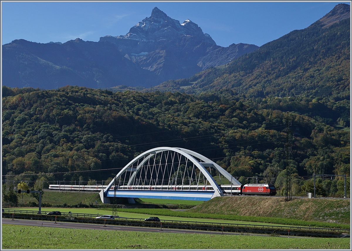 Nun ist die Rohnebrücke zwischen Bex und St-Maurice fertig und die  Baustelle  wächts langsam zu; eine SBB Re 460 schiebt ihren IR Richtung Brig und im Hintergrund sind die Dents de Midi aus einer etwas ungewohnten Sicht zu sehen. 
7. Okt. 2017