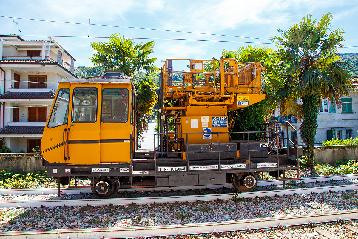 
Oberleitungsinstandhaltungs-Fahrzeug S 45 2480 bzw. IT-RFI 161206-4 der Rete Ferroviaria Italiana (RFI), die Betriebsgesellschaft für den Bereich Schienennetz und Eisenbahninfrastruktur der FS, abgestellt am 20.06.2016 in Stresa. 

Gebaut wurde das Fahrzeug 1988 von der SAEM S.P.A. in Rom. 

Technische Daten: 
Spurweite: 1.435 mm 
Achsanzahl: 2 
Länge über Puffer: 7.300 mm 
Achsabstand: 4.000 mm 
Höchstgeschwindigkeit: 55 km/h 
Eigengewicht: 12.000 kg 
Nutzlast: 2.000 kg Max. 
Belastung der Hebebühne: 600 kg 
Ungewöhnlich sind die außenliegenden Bremsen und Bremsscheiben.
