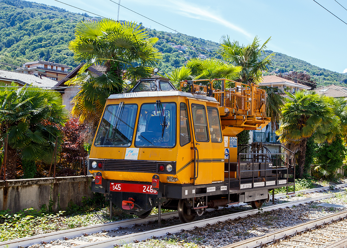 
Oberleitungsinstandhaltungs-Fahrzeug S 45 2480 bzw. IT-RFI 161206-4 der Rete Ferroviaria Italiana (RFI), die Betriebsgesellschaft für den Bereich Schienennetz und Eisenbahninfrastruktur der FS, abgestellt am 20.06.2016 in Stresa. 

Gebaut wurde das Fahrzeug 1988 von der SAEM S.P.A. in Rom. 

Technische Daten: 
Spurweite: 1.435 mm 
Achsanzahl: 2 
Länge über Puffer: 7.300 mm 
Achsabstand: 4.000 mm 
Höchstgeschwindigkeit: 55 km/h 
Eigengewicht: 12.000 kg 
Nutzlast: 2.000 kg Max. 
Belastung der Hebebühne: 600 kg 
Ungewöhnlich sind die außenliegenden Bremsen und Bremsscheiben.
