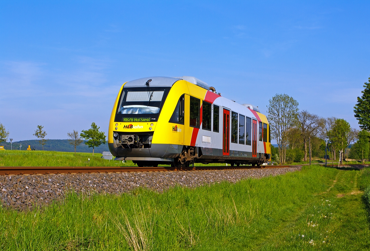 
Obwohl schon in den HLB Farben, und nicht mehr grün-weiß, so fährt er noch als VT 209 Abp (95 80 0640 109-4 D-VCT) der vectus Verkehrsgesellschaft mbH. Hier ist er am 05.05.2013 zwischen Hachenburg und Ingelbach, auf der KBS 461  Oberwesterwaldbahn , er fährt die Verbindung Limburg(Lahn) - Westerburg - Hachenburg - Altenkirchen - Au (Sieg) als RB 28   Oberwesterwald-Bahn . 

Einen lieben Gruß an den freundlichen Tf retour. 

Der Alstom Coradia LINT 27 wurde 2004 von Alstom  (vormals Linke-Hofmann-Busch GmbH (LHB)) in Salzgitter unter der Fabriknummer 1187-009 gebaut.