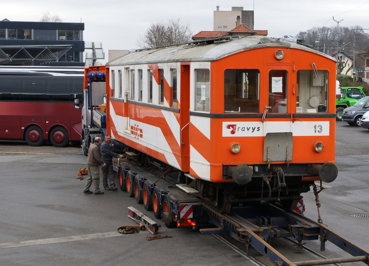 OC/Travys/B.M.K.: Von der Schweiz in die Märkische Schweiz. 
Der OC Triebwagen BDe 4/4 13 mit Baujahr 1920, der viele Jahre auf der westschweizer Bahnlinie zwischen Orbe und Chavornay hin und her pendelte, wird nun von der Museumsbahn Buckower Kleinbahn übernommen. Nach der Ausrangierung bei Travys bereicherte die Nummer 13 einige Jahre die interessante Fahrzeugsammlung des Bahn Museums Kerzers das per 31. März 2017 aufgelöst wird.  Am 21. Februar 2017 wurde der OC BDe 4/4 13 in Kallnach auf einen polnischen Lastenzug verladen und für die lange Reise in Richtung Berlin fit gemacht. Unterstützt wurde dieses Projekt durch das SWS Museum Schlieren. 
Grosses Glück brachte diesem seltenen Triebwagen mit der Betriebsnummer 13, ausgerüstet für den Betrieb mit Gleichstrom 700 V, die Unglückszahl 13.
Neben diesem Triebwagen finden noch weitere Fahrzeuge des B.M.K. den Weg nach Deutschland und in die Tschechei, wo sie von der drohenden Verschrottung gerettet werden.
Foto: Walter Ruetsch 




