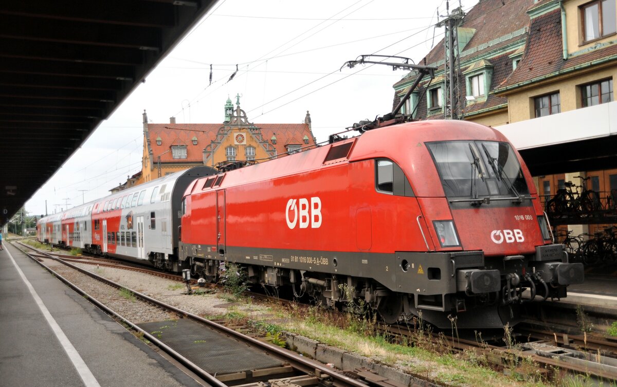ÖBB 1016 008 mit City Shuttle  Wiesel  in Lindau Insel am 29.07.2022.